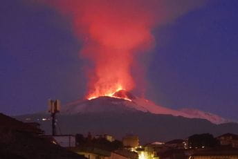 Etna ponovno aktivna, druga snažna erupcija u nekoliko dana (FOTO) Etna ponovno aktivna, druga snažna erupcija u nekoliko dana (FOTO)