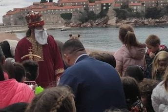 Budva ukinula Djeda Mraza, poklone dijeli Božić Bata Budva ukinula Djeda Mraza, poklone dijeli Božić Bata
