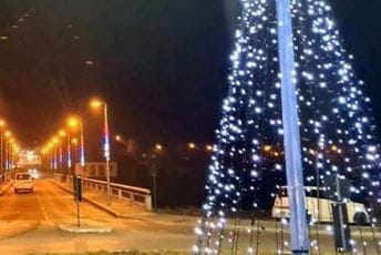 Berane: Stubovi rasvjete u bojama trobojke Berane: Stubovi rasvjete u bojama trobojke