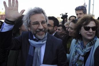 Novinar zbog špijunaže osuđen na 27 godina zatvora Novinar zbog špijunaže osuđen na 27 godina zatvora