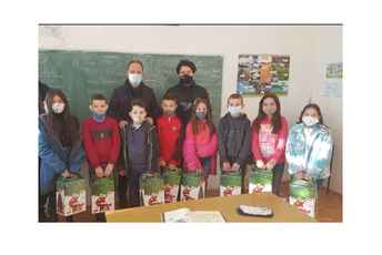 Gegaj obradovao poklonima mališane škole u Zatrijepču Gegaj obradovao poklonima mališane škole u Zatrijepču