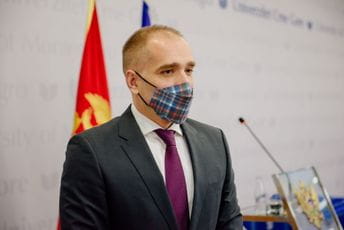 Zaslužnim pojedincima dodijeljena priznanja za posebne doprinose razvoju Univerziteta Crne Gore Zaslužnim pojedincima dodijeljena priznanja za posebne doprinose razvoju Univerziteta Crne Gore