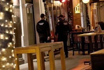 Ugostitelji otvorili kafiće uprkos zabrani, policija privela nekoliko radnika Ugostitelji otvorili kafiće uprkos zabrani, policija privela nekoliko radnika