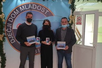 Juventas i Telekom uručili 10 pametnih telefona djeci iz Bijele Juventas i Telekom uručili 10 pametnih telefona djeci iz Bijele