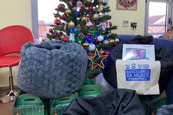 Uručeni novogodišnji pokloni za Dnevni centar u Golubovcima i prvake OŠ “Marko Miljanov” Uručeni novogodišnji pokloni za Dnevni centar u Golubovcima i prvake OŠ “Marko Miljanov”