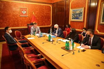 Jednoglasno podržan Predlog odluke o izmjenama i dopunama Poslovnika Skupštine. Jednoglasno podržan Predlog odluke o izmjenama i dopunama Poslovnika Skupštine.