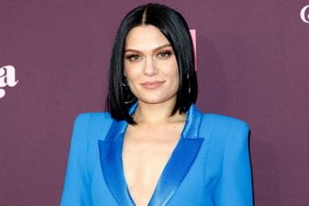 Pjevačica hospitalizovana nakon što je sasvim ogluvjela na jedno uvo Pjevačica hospitalizovana nakon što je sasvim ogluvjela na jedno uvo