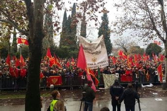 Građani se ponovo okupili ispred parlamenta Građani se ponovo okupili ispred parlamenta