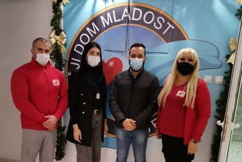 Zavod za hitnu medicinsku pomoć izmamio osmjeh mališanima iz Bijele Zavod za hitnu medicinsku pomoć izmamio osmjeh mališanima iz Bijele