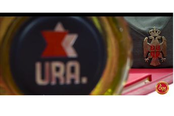 Abazović na poklon dobio šajkaču i šljivovicu sa likom Draže Mihailovića Abazović na poklon dobio šajkaču i šljivovicu sa likom Draže Mihailovića