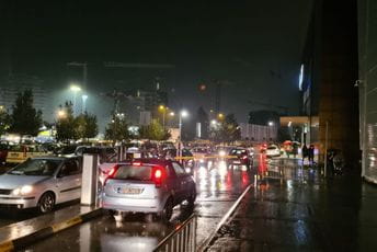 Kolaps kod Delte, građani zaboravili na mjere, opušteno trguju u doba korone (FOTO, VIDEO) Kolaps kod Delte, građani zaboravili na mjere, opušteno trguju u doba korone (FOTO, VIDEO)