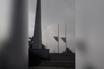Kod spomenika crnogorskim ustanicima zastave na pola koplja Kod spomenika crnogorskim ustanicima zastave na pola koplja