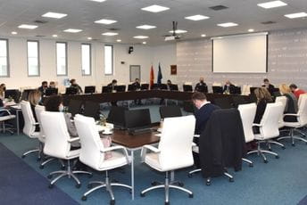 Verifikovani mandati pet novih članova Upravnog odbora Univerziteta Crne Gore Verifikovani mandati pet novih članova Upravnog odbora Univerziteta Crne Gore