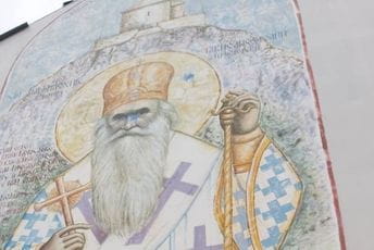 Oštećen mural Amfilohija u Kolašinu Detalj oštećenog murala