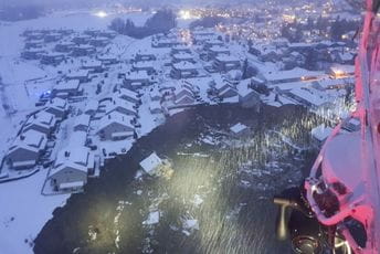 Klizište u Norveškoj zatrpalo desetak zgrada (VIDEO) Klizište u Norveškoj zatrpalo desetak zgrada (VIDEO)