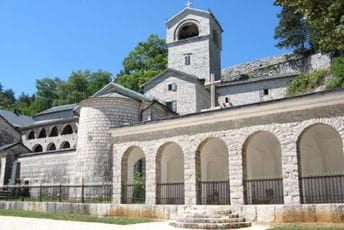 Sveštenstvo Srpske pravoslavne crkve da hitno napušti Cetinjski manastir Sveštenstvo Srpske pravoslavne crkve da hitno napušti Cetinjski manastir