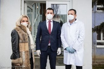 Bečić uručio Opštoj bolnici u Pljevljima 5.000 eura za borbu protiv korone Bečić uručio Opštoj bolnici u Pljevljima 5.000 eura za borbu protiv korone