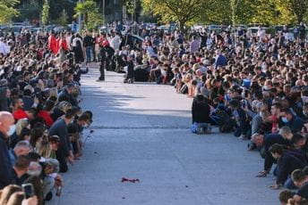 Godina u kojoj su pale maske Poklonici SPC dočekuju kovčeg sa tijelom mitropolita Amfilohija Radovića