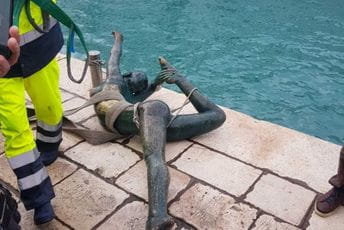 Pronađena balerina: Budvanska statua izvučena iz mora Pronađena balerina: Budvanska statua izvučena iz mora