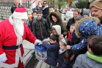 Akcija TO Budva: Hiljadu najmlađih Budvana dobilo novogodišnje paketiće Akcija TO Budva: Hiljadu najmlađih Budvana dobilo novogodišnje paketiće