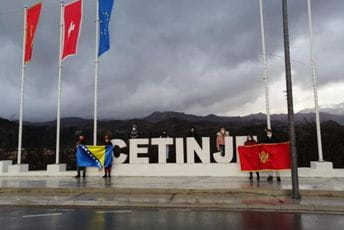 Cetinje: Osmoro mladih minutom ćutanja odalo počast stradalim vršnjacima u Posušju Cetinje: Osmoro mladih minutom ćutanja odalo počast stradalim vršnjacima u Posušju