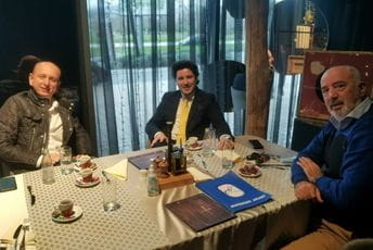 Abazović i Knežević na kafi s bivšim direktorom Montenegro erlajnsa Abazović i Knežević na kafi s bivšim direktorom Montenegro erlajnsa