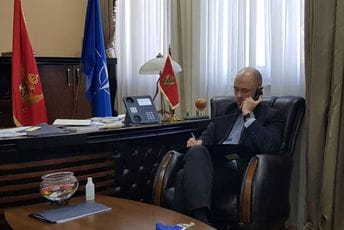 Ambasadori pozvani na konsultacije uz naredbu da uzmu kartu u jednom pravcu! Ambasadori pozvani na konsultacije uz naredbu da uzmu kartu u jednom pravcu!