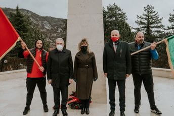 Položeni vijenci na spomenik herojima Božićnog ustanka i na spomenik Lovćenska vila Položeni vijenci na spomenik herojima Božićnog ustanka i na spomenik Lovćenska vila