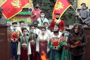 Crnogorska dijaspora naložila badnjak u Lovćencu Crnogorska dijaspora naložila badnjak u Lovćencu