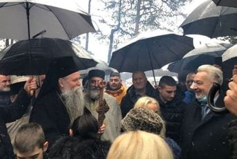 Joanikije i Krivokapić nalagali badnjake u Nikšiću Joanikije i Krivokapić nalagali badnjake u Nikšiću