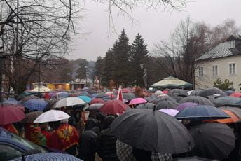 Vjernici CPC, crnogorske patriote i suverenisti naložili badnjake na Cetinju Vjernici CPC, crnogorske patriote i suverenisti naložili badnjake na Cetinju