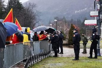 Jake policijske snage obezbjeđuju nalaganje badnjaka na Cetinju Jake policijske snage obezbjeđuju nalaganje badnjaka na Cetinju