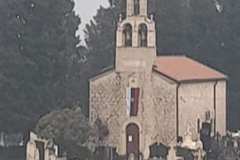 Srpska trobojka na crkvi Sv. Ćekle u Danilovgradu Srpska trobojka na crkvi Sv. Ćekle u Danilovgradu