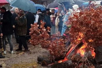 Vjernici SPC nalagali badnjak ispred Cetinjskog manastira Vjernici SPC nalagali badnjak ispred Cetinjskog manastira