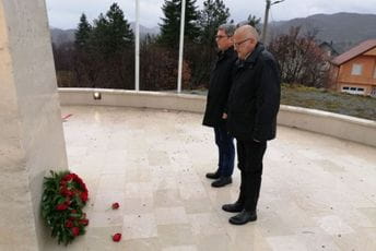 Položili vijence na spomenike crnogorskim junacima i patriotama Položili vijence na spomenike crnogorskim junacima i patriotama