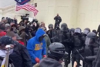 Haos u SAD: Tramp zatražio od pristalica da idu kući, jedna žena ranjena Haos u SAD: Tramp zatražio od pristalica da idu kući, jedna žena ranjena