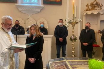 Ministarki Bratić uručena spomen knjiga u znak zahvalnosti za učešće u litijama Ministarki Bratić uručena spomen knjiga u znak zahvalnosti za učešće u litijama