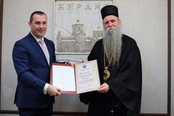 Šćekić uručio opštinsku nagradu Joanikiju Šćekić uručio opštinsku nagradu Joanikiju