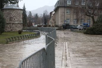 UP: Zaštitna ograda ispred Cetinjskog manastira nije postavljena prvi put, postavlja se zadnje dvije godine UP: Zaštitna ograda ispred Cetinjskog manastira nije postavljena prvi put, postavlja se zadnje dvije godine