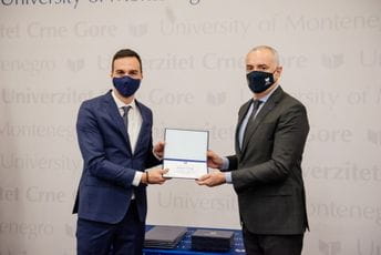 Nagrađeni profesor Milan Radulović: Svakom od nas ponekad zatreba “Bravo, nastavi!” Nagrađeni profesor Milan Radulović: Svakom od nas ponekad zatreba “Bravo, nastavi!”