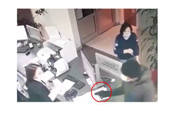 Beograd: Naoružani razbojnik upao u banku i ukrao 23.000 eura Beograd: Naoružani razbojnik upao u banku i ukrao 23.000 eura