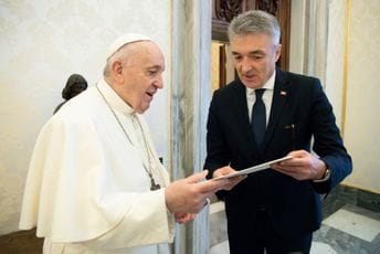 Vlahović se susreo sa Papa Franjom Vlahović se susreo sa Papa Franjom