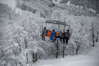 Preko hiljadu posjetilaca na skijalištu Kolašin 1600 (FOTO, VIDEO) Preko hiljadu posjetilaca na skijalištu Kolašin 1600 (FOTO, VIDEO)