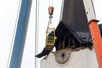 Vatrogasci u Sisku uklanjaju zvonik katedrale oštećene zemljotresom Vatrogasci u Sisku uklanjaju zvonik katedrale oštećene zemljotresom