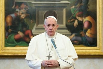 Papa Franjo naredio kardinalima da smanje plate za 10 odsto Papa Franjo naredio kardinalima da smanje plate za 10 odsto