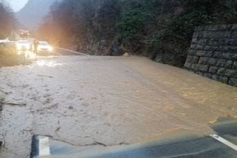 U prekidu saobraćaj na putevima Podgorica – Kolašin i Šćepan Polje – Plužine (VIDEO) U prekidu saobraćaj na putevima Podgorica – Kolašin i Šćepan Polje – Plužine (VIDEO)