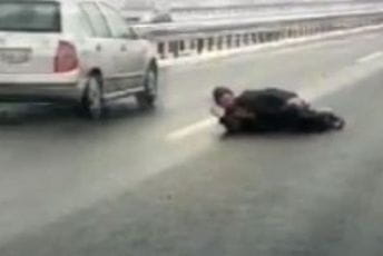 Hospitalizovan muškarac koji je ležao na auto-putu "Miloš Veliki" Hospitalizovan muškarac koji je ležao na auto-putu "Miloš Veliki"