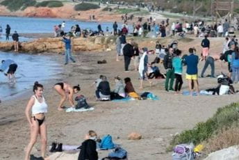 Grci masovno na plažama Grci masovno na plažama