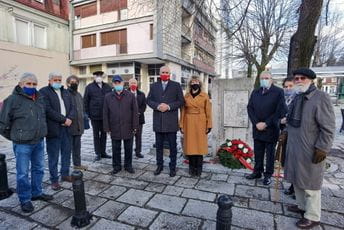 Položen vijenac na spomenik herojima Gojku Kruški i Musi Buti Hodžiću Položen vijenac na spomenik herojima Gojku Kruški i Musi Buti Hodžiću