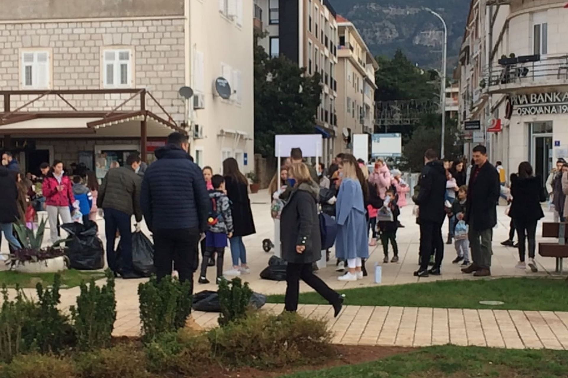 Fotografija 1: Tivat: Bratstvo Sveti Pantelejmon ponovo dijelilo djeci paketiće